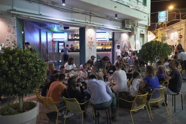 İtalya, Sicilya, Marina di Ragusa; 22 Ağustos 2018, yaz gece hayatı ve Sicilya şehrin - editoryal merkezine insanlarda