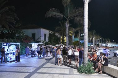 İtalya, Sicilya, Marina di Ragusa; 22 Ağustos 2018, yaz gece hayatı ve Sicilya şehrin - editoryal merkezine insanlarda