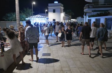 İtalya, Sicilya, Marina di Ragusa; 22 Ağustos 2018, yaz gece hayatı ve Sicilya şehrin - editoryal merkezine insanlarda