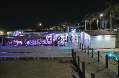 İtalya, Sicilya, Marina di Ragusa; 22 Ağustos 2018, yaz gece hayatı ve Sicilya şehrin - editoryal merkezine insanlarda