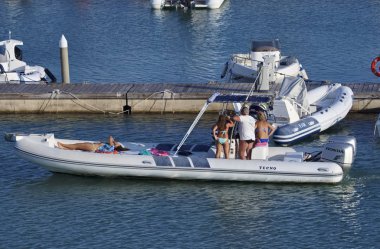 İtalya, Sicilya, Akdeniz, Marina di Ragusa; 23 Ağustos 2018, insanlar büyük bir lastik üzerinde port - editoryal tekne.