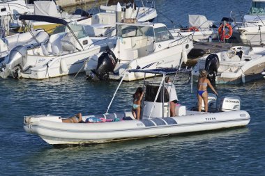 İtalya, Sicilya, Akdeniz, Marina di Ragusa; 23 Ağustos 2018, insanlar büyük bir lastik üzerinde port - editoryal tekne.