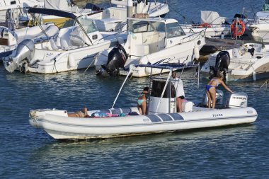 İtalya, Sicilya, Akdeniz, Marina di Ragusa; 23 Ağustos 2018, insanlar büyük bir lastik üzerinde port - editoryal tekne.