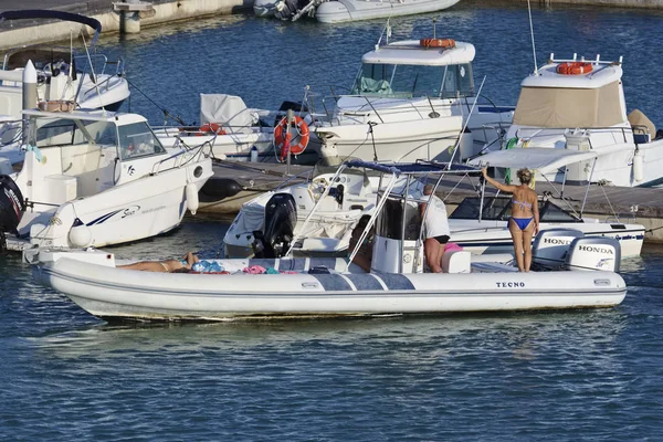 Italien Sicilien Medelhavet Marina Ragusa Augusti 2018 Båt Personer Stor — Stockfoto