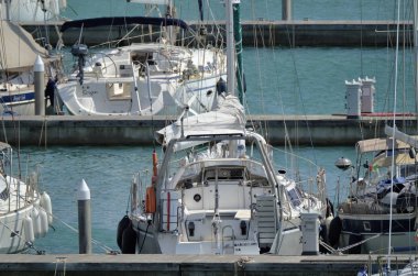 İtalya, Sicilya, Akdeniz, Marina di Ragusa; 25 Ağustos 2018, Lüks Yatlar port - Editörden
