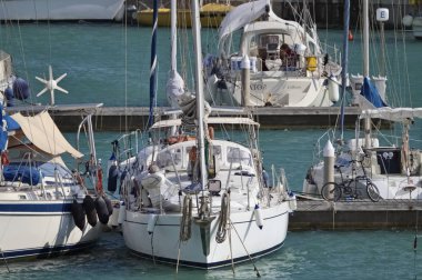 İtalya, Sicilya, Akdeniz, Marina di Ragusa; 25 Ağustos 2018, insanlar üzerinde Port - editoryal bir Yelkenli tekne