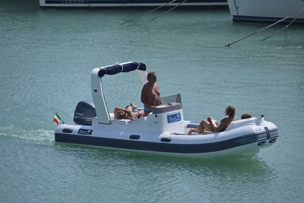 İtalya, Sicilya, Akdeniz, Marina di Ragusa; 25 Ağustos 2018, insanlar bir lastik üzerinde port - editoryal tekne.