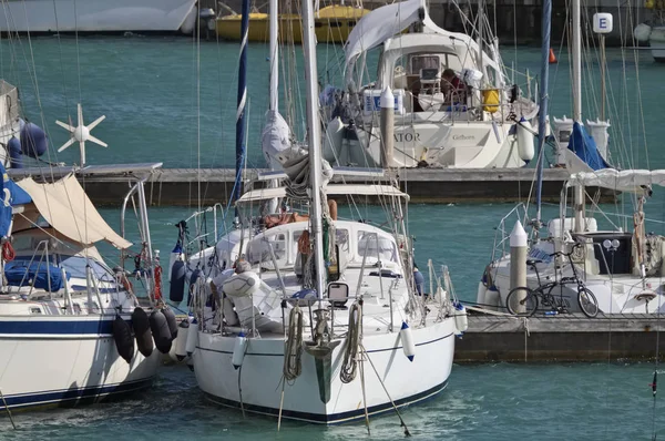 Włochy Sycylia Morze Śródziemne Marina Ragusa Sierpień 2018 Ludzie Żaglówce — Zdjęcie stockowe