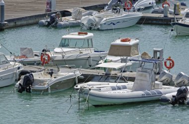 İtalya, Sicilya, Akdeniz, Marina di Ragusa; 26 Ağustos 2018, motorlu tekne ve Lüks Yatlar Port - Editörden