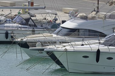 İtalya, Sicilya, Akdeniz, Marina di Ragusa; 26 Ağustos 2018, Lüks Yatlar port - Editörden