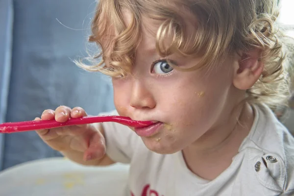 Retrato Niño Dos Años Comiendo —  Fotos de Stock