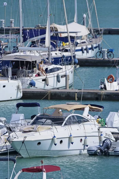 Itália Sicília Mar Mediterrâneo Marina Ragusa Agosto 2018 Barcos Iates — Fotografia de Stock