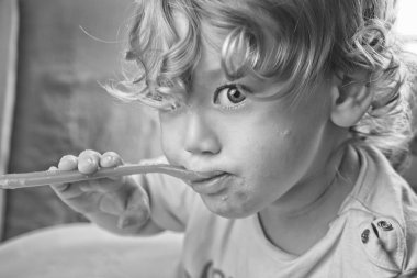 Yeme bir iki yaşında erkek çocuk portresi