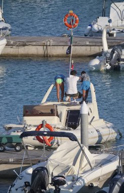 İtalya, Sicilya, Akdeniz, Marina di Ragusa; 26 Ağustos 2018, insanlar bir lastik üzerinde port - editoryal tekne.