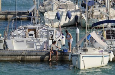 İtalya, Sicilya, Akdeniz, Marina di Ragusa; 26 Ağustos 2018, insanlar ve liman - editoryal Lüks Yatlar