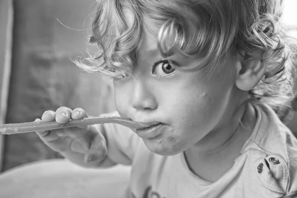 Porträt Eines Zweijährigen Männlichen Kindes Beim Essen — Stockfoto