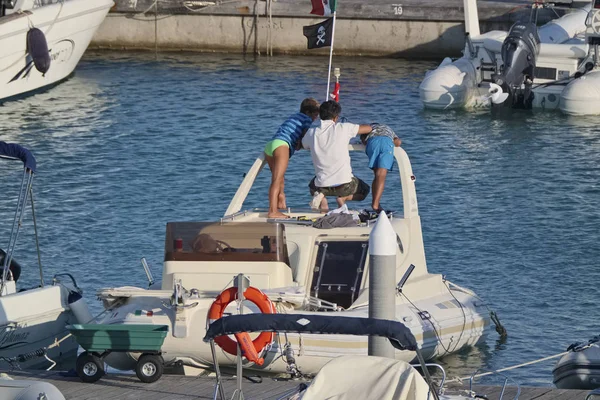Італія Сицилія Середземне Море Марина Ragusa Серпня 2018 Року Люди — стокове фото