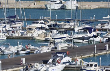 İtalya, Sicilya, Akdeniz, Marina di Ragusa; 27 Ağustos 2018, motorlu tekne ve Lüks Yatlar Port - Editörden