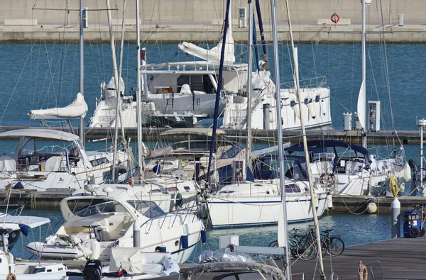 İtalya, Sicilya, Akdeniz, Marina di Ragusa; 27 Ağustos 2018, motorlu tekne ve Lüks Yatlar Port - Editörden