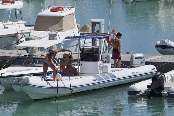 Italien Sicilien Medelhavet Marina Ragusa Augusti 2017 Båt Personer Gummi — Stockfoto