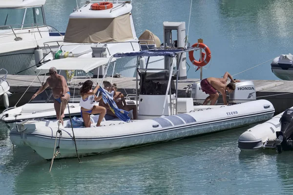 Италия Сицилия Средиземное Море Marina Ragusa Августа 2017 Люди Резиновой — стоковое фото