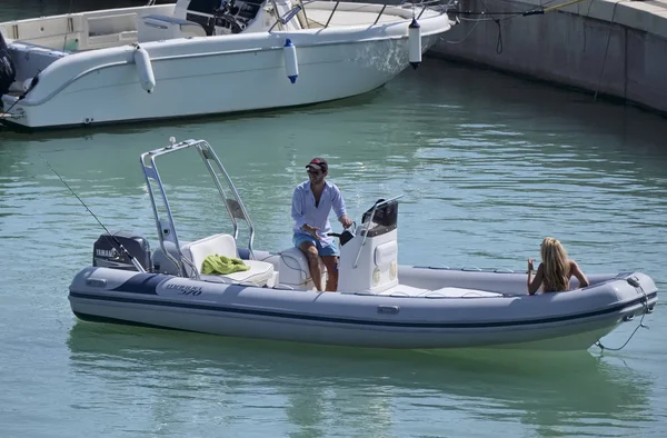 Italien Sizilien Mittelmeer Marina Ragusa August 2018 Paar Auf Einem — Stockfoto