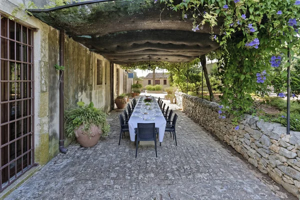 田舎の民家の庭でイタリア シチリア島 セット テーブル — ストック写真