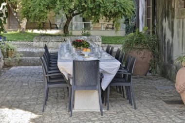 İtalya, Sicilya, küme tablo kırsal çiftlik evinin bahçesinde