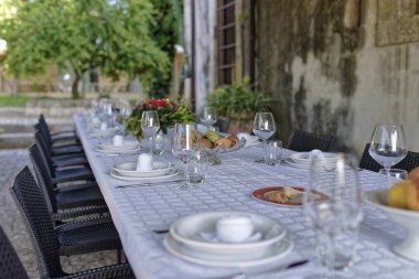 İtalya, Sicilya, küme tablo kırsal çiftlik evinin bahçesinde