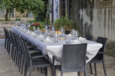 İtalya, Sicilya, küme tablo kırsal çiftlik evinin bahçesinde