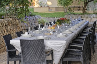 İtalya, Sicilya, küme tablo kırsal çiftlik evinin bahçesinde