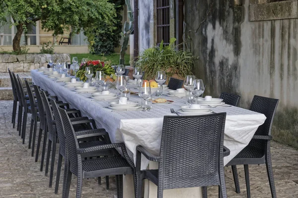 İtalya, Sicilya, küme tablo kırsal çiftlik evinin bahçesinde