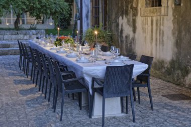 İtalya, Sicilya, küme tablo kırsal çiftlik evinin bahçesinde