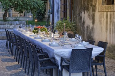 İtalya, Sicilya, küme tablo kırsal çiftlik evinin bahçesinde