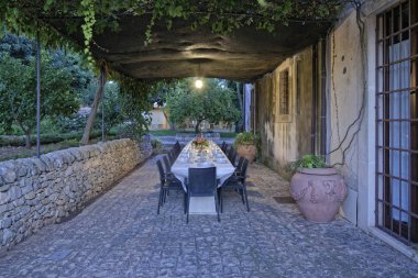 İtalya, Sicilya, küme tablo kırsal çiftlik evinin bahçesinde