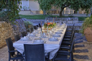 İtalya, Sicilya, küme tablo kırsal çiftlik evinin bahçesinde