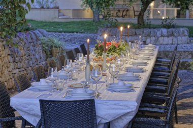 İtalya, Sicilya, küme tablo kırsal çiftlik evinin bahçesinde