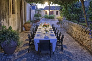 İtalya, Sicilya, küme tablo kırsal çiftlik evinin bahçesinde