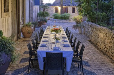 İtalya, Sicilya, küme tablo kırsal çiftlik evinin bahçesinde