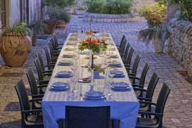 İtalya, Sicilya, küme tablo kırsal çiftlik evinin bahçesinde