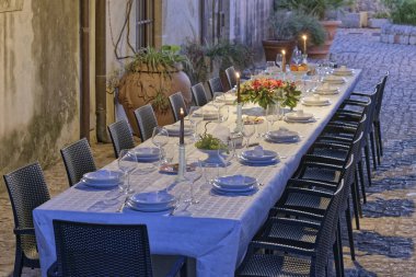 İtalya, Sicilya, küme tablo kırsal çiftlik evinin bahçesinde