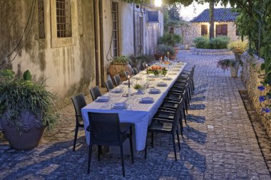 İtalya, Sicilya, küme tablo kırsal çiftlik evinin bahçesinde