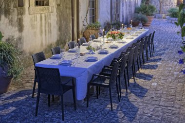 İtalya, Sicilya, küme tablo kırsal çiftlik evinin bahçesinde