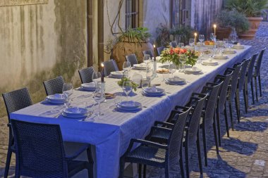 İtalya, Sicilya, küme tablo kırsal çiftlik evinin bahçesinde