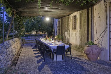 İtalya, Sicilya, küme tablo kırsal çiftlik evinin bahçesinde