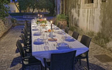 İtalya, Sicilya, küme tablo kırsal çiftlik evinin bahçesinde