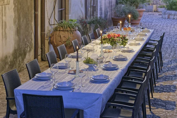 İtalya, Sicilya, küme tablo kırsal çiftlik evinin bahçesinde