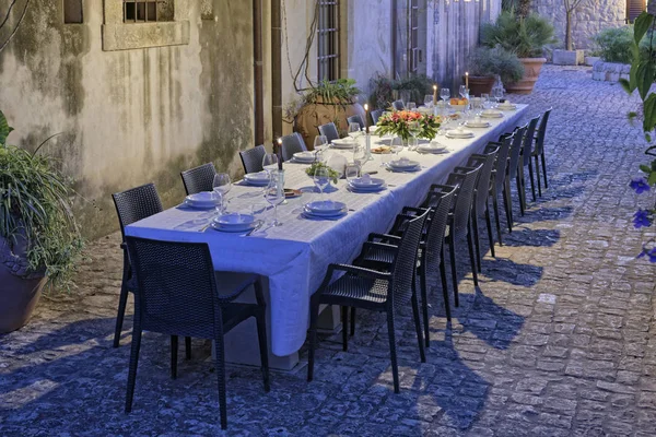 İtalya, Sicilya, küme tablo kırsal çiftlik evinin bahçesinde