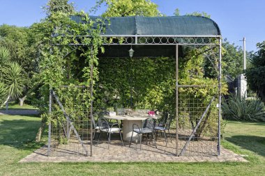 İtalya, Sicilya, çardak kırsal çiftlik evinin bahçesinde