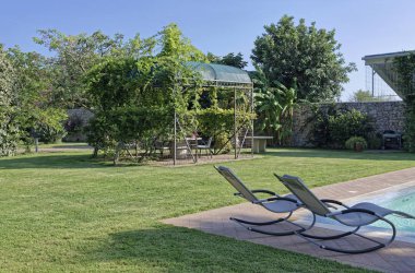 İtalya, Sicilya, gazebo ve kırsal kesimde bir çiftlik evinin bahçesinde yüzme havuzu